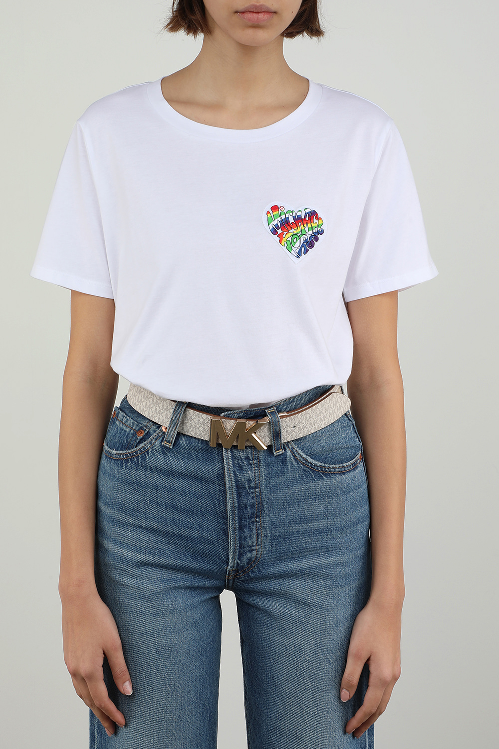 תמונת כל הלוק של חגורה צו צדדית בגווני לבן וחום